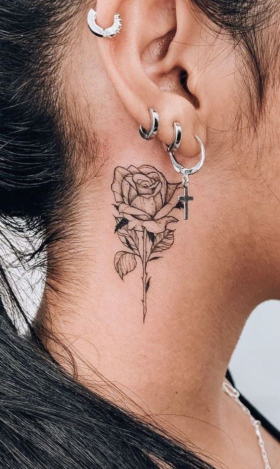 hình xăm hoa hồng mini sau tai mẫu 1 Hình xăm hoa hồng blackwork sau tai, chi tiết tinh tế, phong cách tối giản. Hình ảnh chất lượng HD.