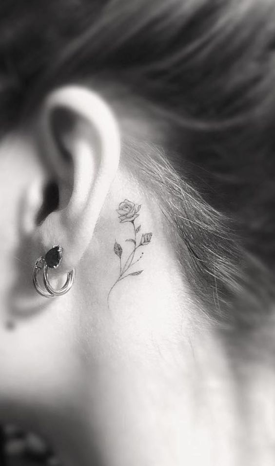 hình xăm hoa hồng mini sau tai mẫu 2 Hình xăm hoa hồng mini sau tai, phong cách blackwork, chi tiết tinh tế, ảnh HD.
