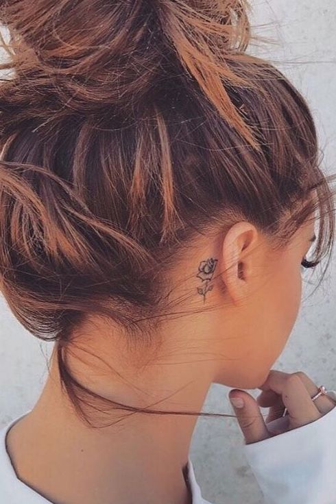 hình xăm hoa hồng mini sau tai mẫu 3 Hình xăm hoa mini sau tai, phong cách blackwork, ảnh chi tiết HD.