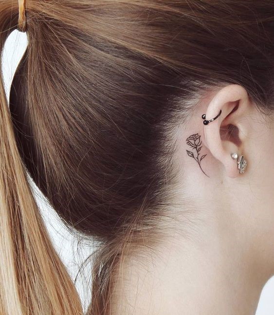 hình xăm hoa hồng mini sau tai mẫu 4 Hình xăm hoa hồng mini sau tai, phong cách blackwork, chi tiết tinh tế, độ phân giải HD.