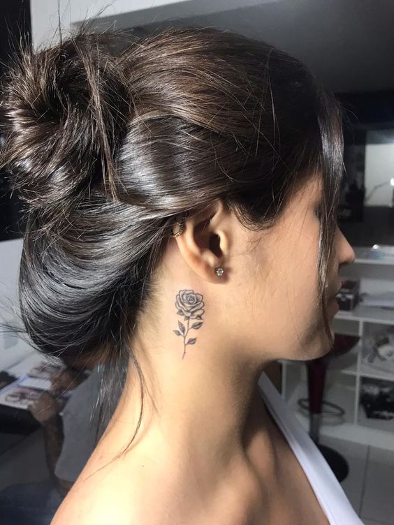 hình xăm hoa hồng mini sau tai mẫu 5 Hình xăm hoa hồng mini sau tai, phong cách blackwork, chi tiết rõ nét, độ phân giải HD.