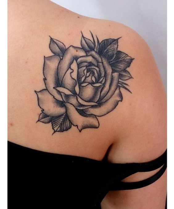 Hình xăm hoa hồng trên vai, phong cách blackwork chi tiết, ảnh HD.