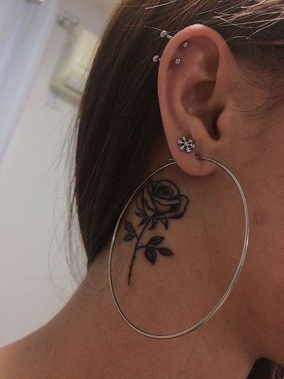 hình xăm hoa hồng mini trắng đen sau tai Hình xăm hoa hồng phong cách blackwork trên cổ, chi tiết rõ nét, ảnh độ phân giải HD.