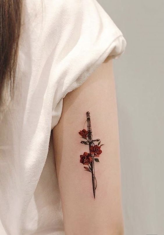 Hình xăm dao găm và hoa hồng trên tay, phong cách cổ điển, chi tiết rõ nét, độ phân giải HD.