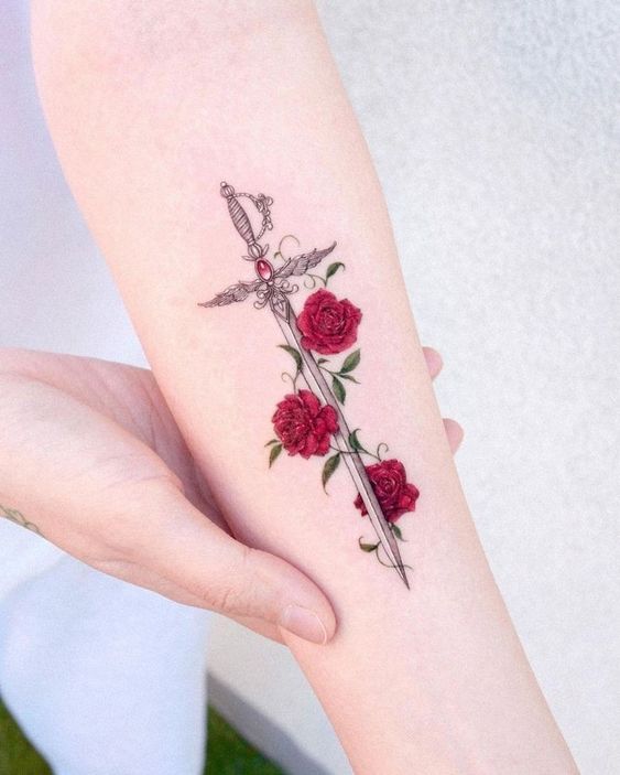 Hình xăm hoa hồng và kiếm trên cánh tay, phong cách cổ điển, chi tiết rõ nét, ảnh 1080x1920.