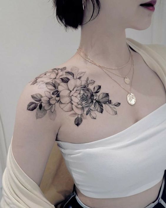Hình xăm hoa trên vai, phong cách blackwork chi tiết, ảnh HD.