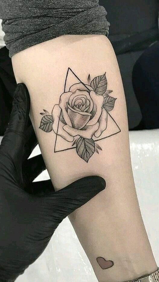 Hình xăm hoa hồng trên tay, phong cách blackwork chi tiết, độ phân giải HD.