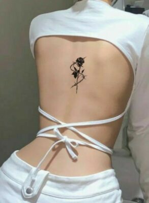 Hình xăm hoa hồng cổ điển trên lưng, phong cách blackwork, ảnh chất lượng HD.