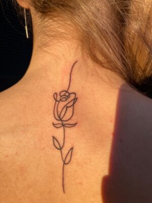 Hình xăm hoa hồng tối giản ở gáy, phong cách blackwork, độ phân giải HD.