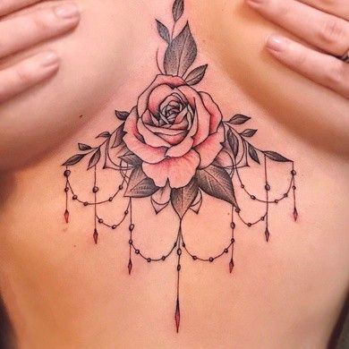 Hình xăm hoa hồng trên ngực, phong cách blackwork tinh tế, chi tiết rõ nét, ảnh HD.