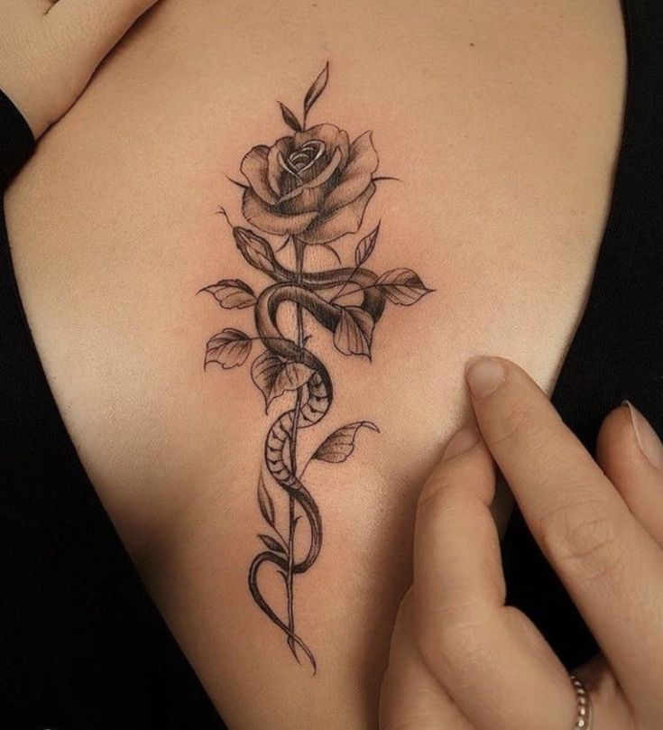 Hình xăm hoa hồng và rắn trên lưng, phong cách blackwork, chi tiết tinh xảo, ảnh HD.