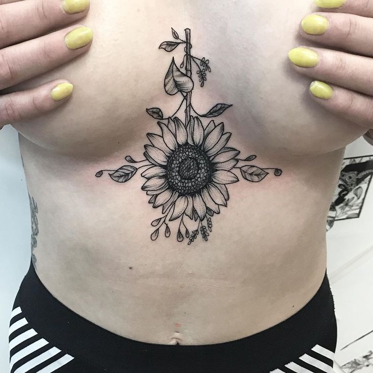 Hình xăm hoa hướng dương blackwork trên ngực, chi tiết tinh xảo, ảnh HD.