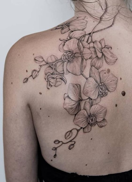 Hình xăm hoa lan trên lưng, phong cách blackwork chi tiết, ảnh HD.