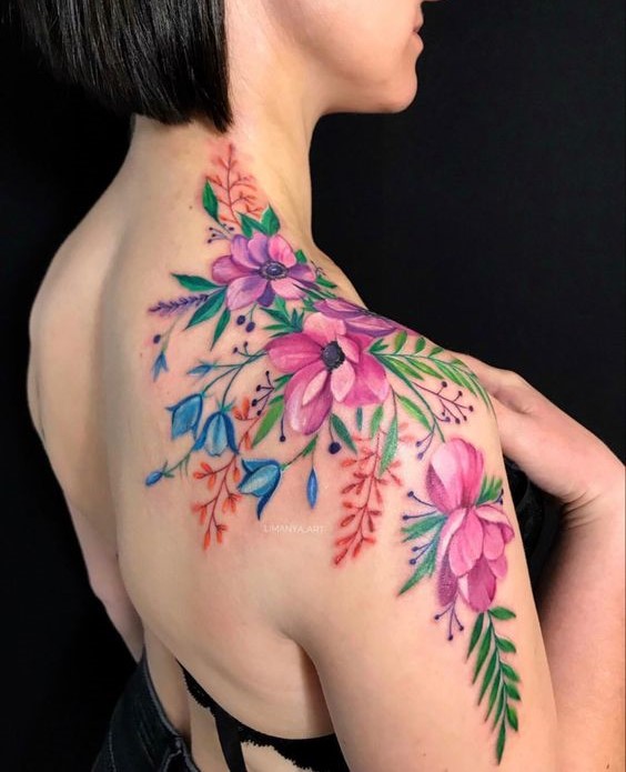 Hình xăm hoa màu nước trên vai, phong cách sống động, chi tiết cao, độ phân giải HD.