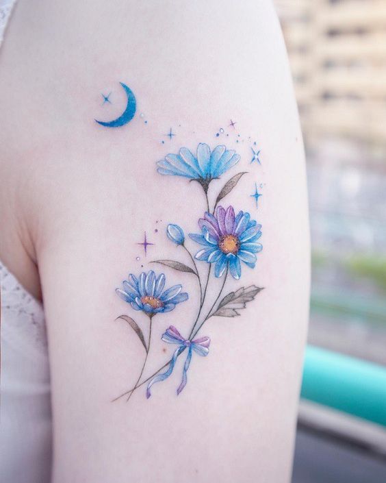 Hình xăm hoa cúc màu nước trên tay, phong cách tinh tế, độ phân giải HD.