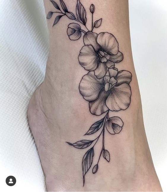 Hình xăm hoa trên mắt cá chân, phong cách blackwork chi tiết, ảnh HD, 1080x1920.