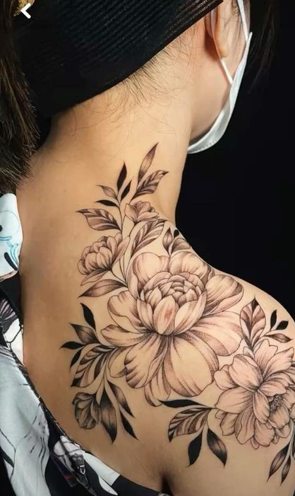 Hình xăm hoa trên vai, phong cách blackwork chi tiết, ảnh HD.
