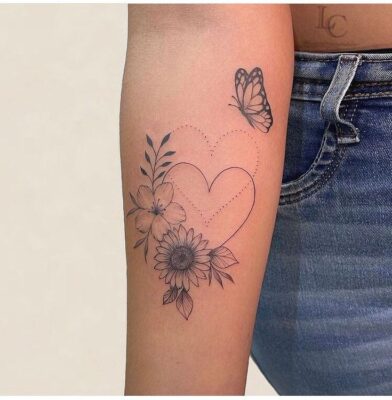 hình xăm kết hợp hài hòa trái tim và hoa lá Hình xăm hoa và bướm trên cánh tay, phong cách blackwork, chi tiết rõ nét, độ phân giải HD.