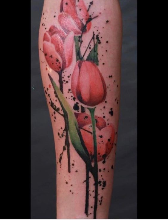 Hình xăm hoa tulip màu nước trên cánh tay, phong cách nghệ thuật, chi tiết sắc nét, độ phân giải HD.