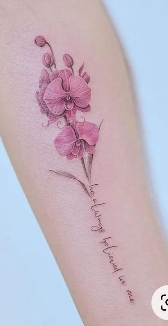 hình xăm hoa lan kèm dòng chữ ý nghĩa Hình xăm hoa lan màu nước trên cánh tay, phong cách tinh tế, độ phân giải HD.