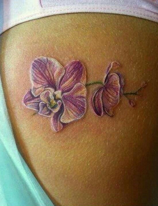 hình xăm hoa lan ở sườn bạn nữ Hình xăm hoa lan trên vai, phong cách màu nước, chi tiết tinh xảo, độ phân giải HD.