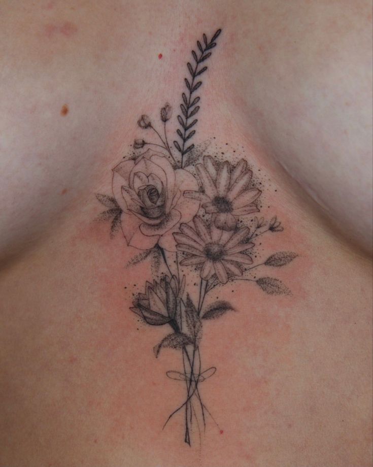 Hình xăm hoa trên ngực phong cách blackwork chi tiết, độ phân giải HD.