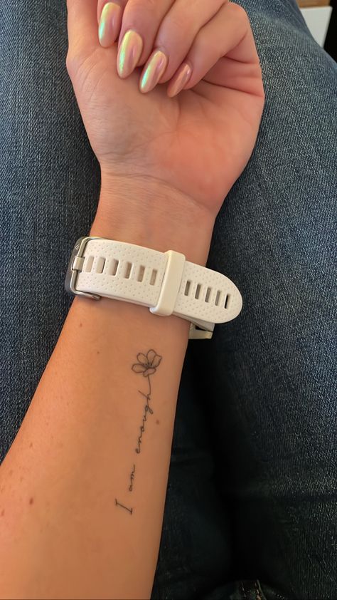 Hình xăm mini hoa trên cổ tay, phong cách blackwork, độ chi tiết cao, ảnh chất lượng HD.