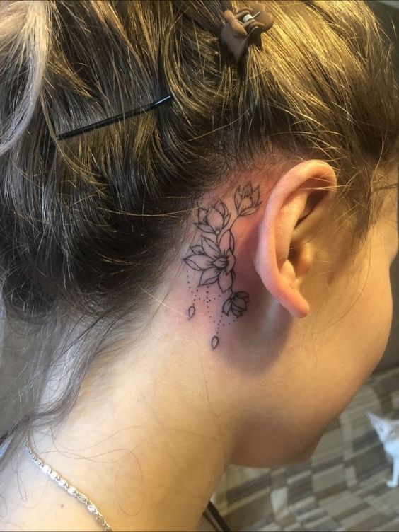 hình xăm hoa mini sau tai Hình xăm hoa blackwork sau tai, chi tiết tinh tế, độ phân giải HD.