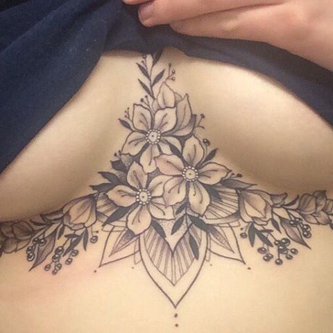 Hình xăm hoa trên ngực phong cách blackwork, chi tiết tinh xảo, ảnh độ phân giải HD.