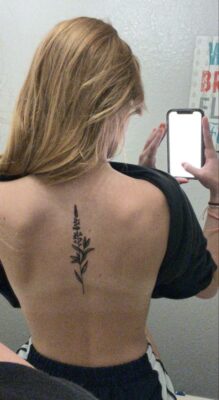 Hình xăm hoa ở lưng, phong cách blackwork, chi tiết rõ nét, ảnh độ phân giải cao.