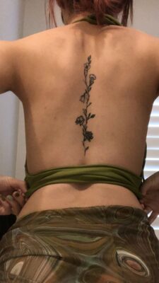 Hình xăm hoa trên lưng, phong cách blackwork, chi tiết tinh tế. Ảnh HD, độ phân giải 400x225.