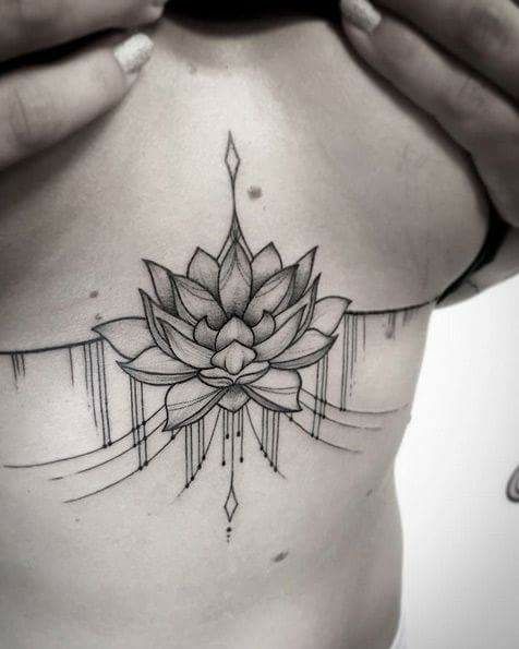 Hình xăm hoa sen ở ngực, phong cách blackwork, chi tiết tinh tế, ảnh HD.