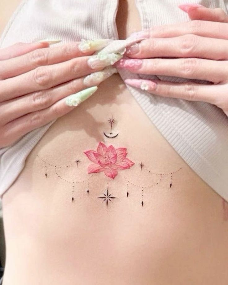 Hình xăm hoa sen ở bụng, phong cách màu nước, chi tiết tinh tế, độ phân giải cao.