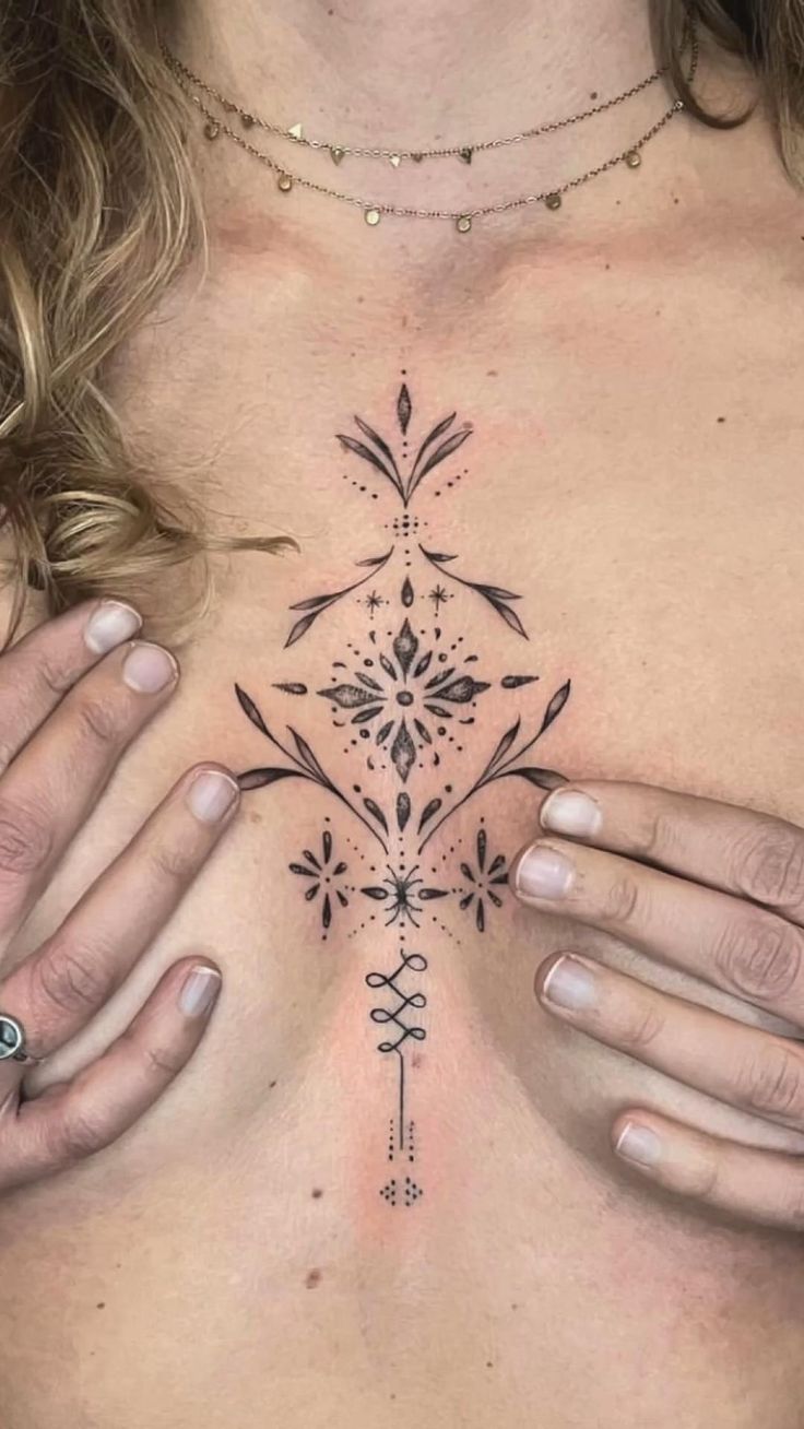 Hình xăm hoa văn tinh tế trên ngực, phong cách blackwork, chi tiết cao, ảnh chất lượng HD.