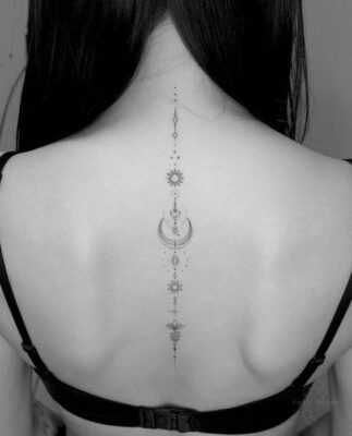 Hình xăm mặt trăng và biểu tượng trên lưng, phong cách blackwork chi tiết, ảnh HD.