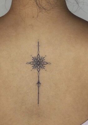 Hình xăm họa tiết hình học ở lưng, phong cách blackwork, chi tiết tinh tế, ảnh HD.
