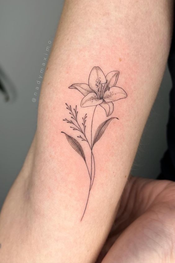 Hình xăm hoa trên tay, phong cách blackwork, chi tiết tinh tế, ảnh HD.