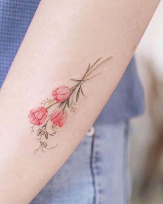 Hình xăm hoa tulip mini trên cánh tay, phong cách màu nước, độ chi tiết cao, ảnh HD.