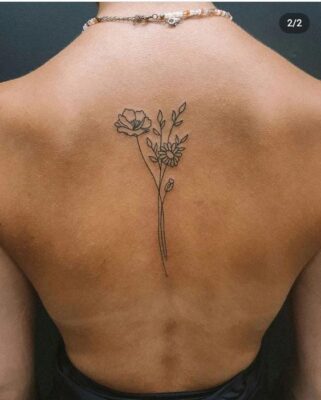 Hình xăm hoa trên lưng, phong cách blackwork, chi tiết tinh tế, ảnh HD.
