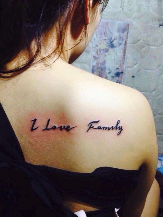 Hình xăm chữ "I Love Family" trên vai, phong cách blackwork, ảnh HD.