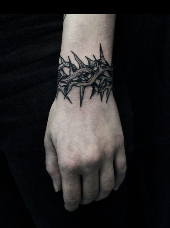 Hình xăm vòng gai cổ tay phong cách blackwork, chi tiết sắc nét, ảnh HD.