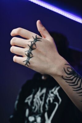 Hình xăm dây gai trên tay, phong cách blackwork, chi tiết rõ nét, ảnh HD.