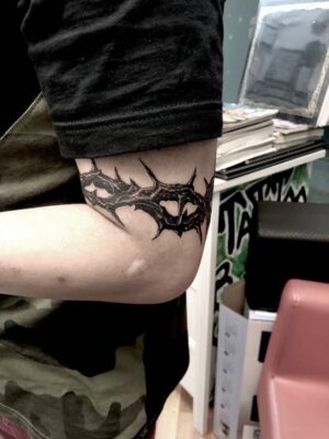 Hình xăm gai nhọn trên cánh tay, phong cách blackwork, độ chi tiết cao, ảnh HD.