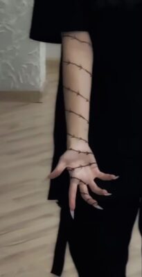 Hình xăm dây kẽm gai trên tay, phong cách blackwork, chi tiết rõ nét, ảnh HD.