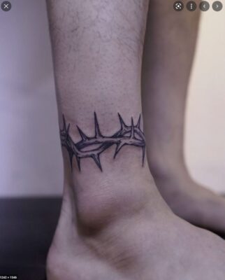 Hình xăm vòng gai chân, phong cách blackwork, chi tiết đơn giản, ảnh chất lượng HD.