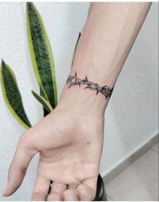 Hình xăm dây gai trên cổ tay, phong cách blackwork, chi tiết rõ nét, độ phân giải HD.