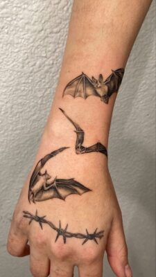 Hình xăm dơi trên mu bàn tay, phong cách blackwork, chi tiết cao, ảnh HD.