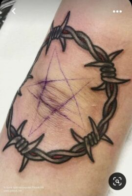 Hình xăm dây thép gai và ngôi sao trên tay, phong cách blackwork, chi tiết rõ nét, độ phân giải HD.