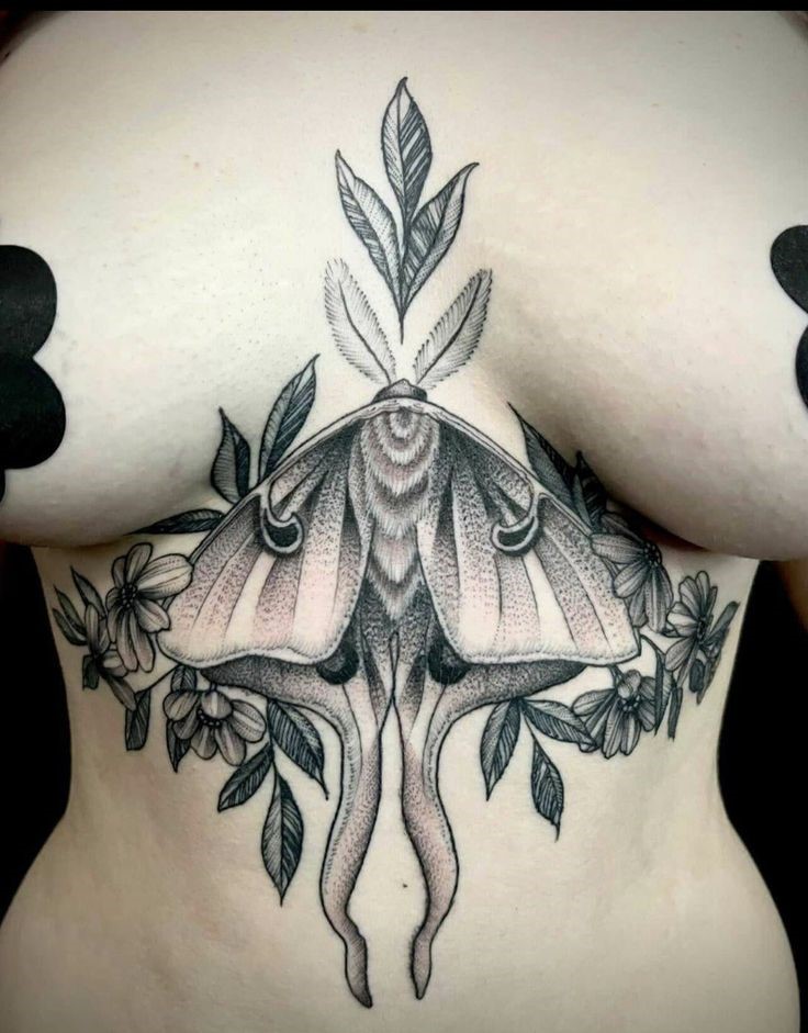 Hình xăm con bướm phong cách blackwork trên ngực, chi tiết hoa lá, độ phân giải HD.