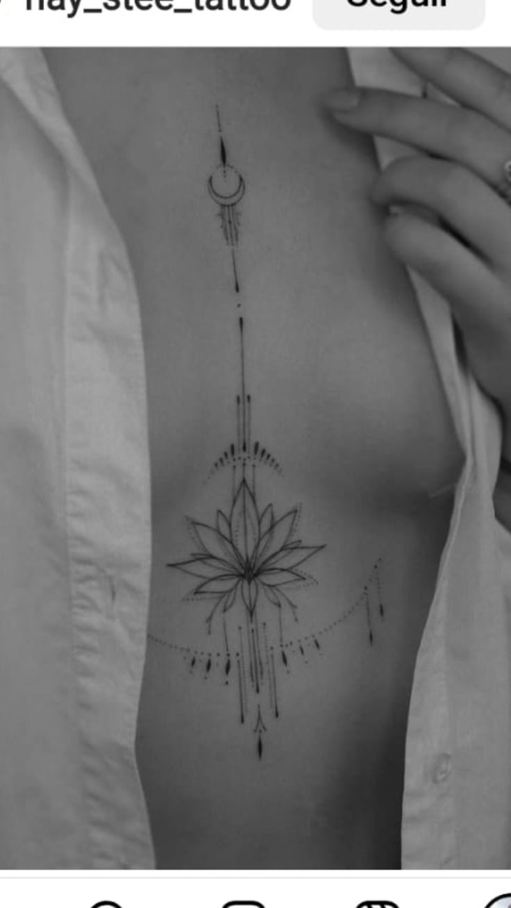 Hình xăm hoa phong cách blackwork ở ngực, độ chi tiết cao, ảnh đen trắng, độ phân giải HD.